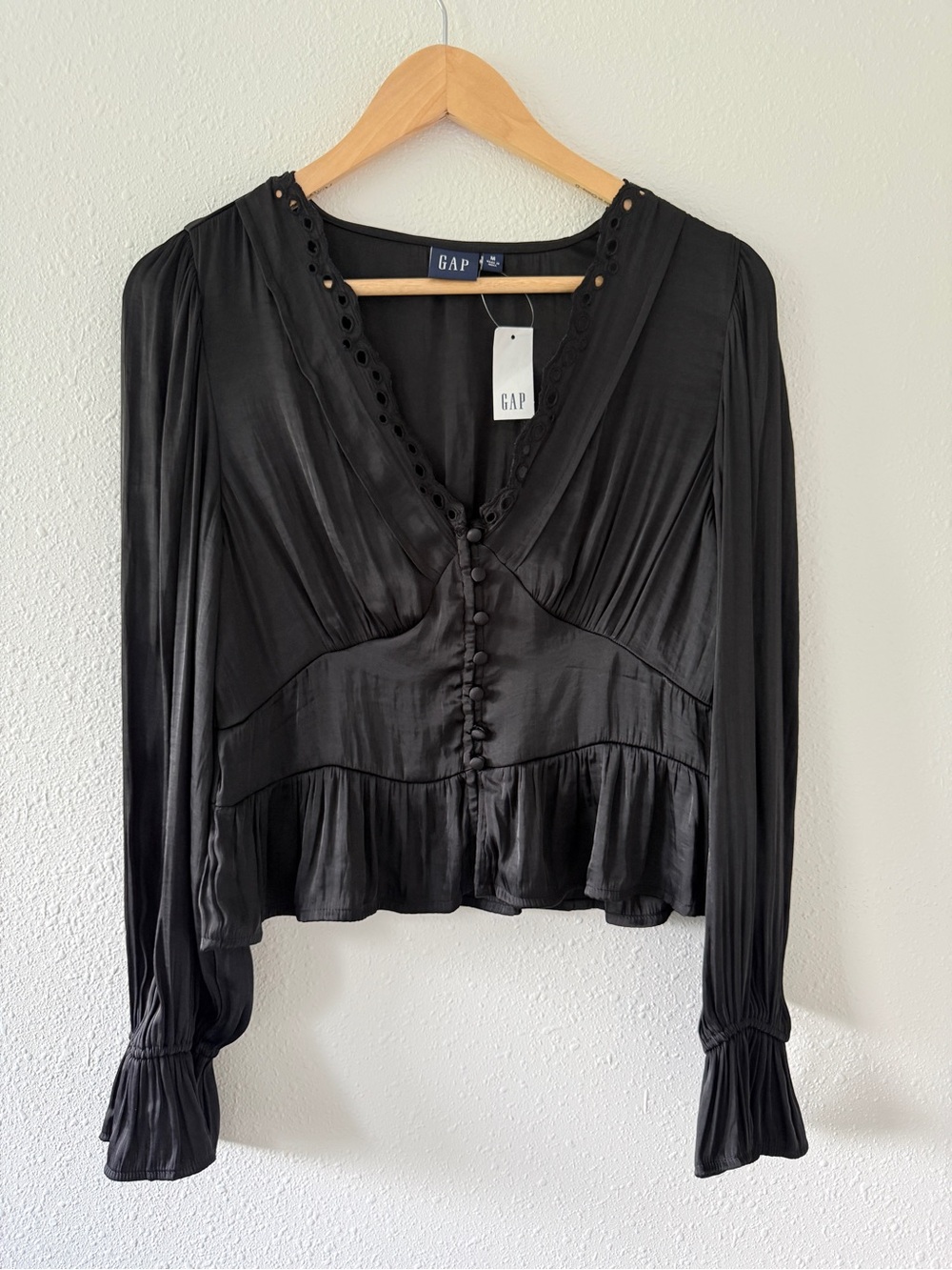 Gap Eyelet V-Neck Peplum Top Size M Black Puff Sleeve NWT Elegant